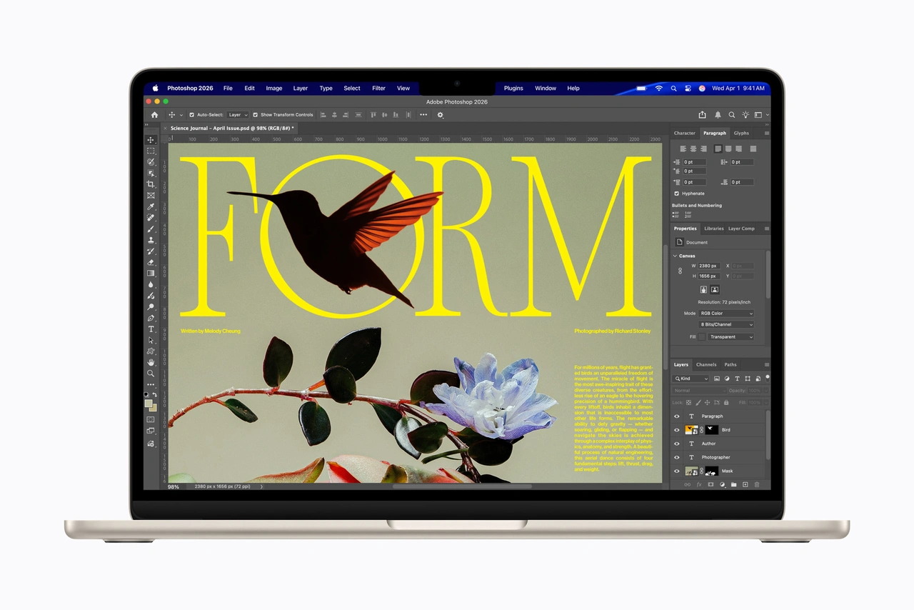 화면에 Adobe Photoshop을 표시하고 있는 M5 탑재 MacBook Air.