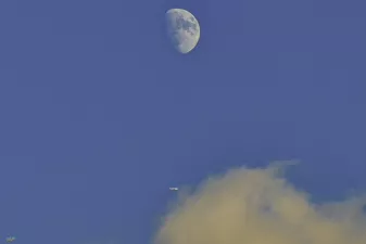 달 아래 비행..